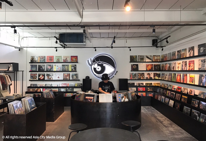 A turntable with the kingjam logo on it